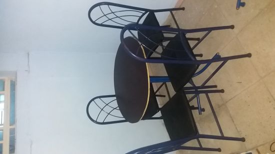 📢 Vendo 5 mesas con sus respectivas 4 sillas ideal para cafeterias